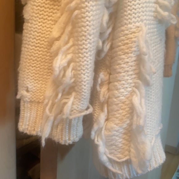 Vintage gently worn sweater with loops of yarn - Picture 2 of 8